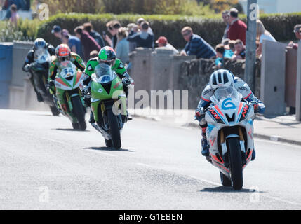 Portrush, Nordirland. 14. Mai 2016. Vauxhall internationale North West 200. William Dunlop auf der Yamaha führt in der dritten Runde des BetMcLean.com Supersport-Rennen. Bildnachweis: Aktion Plus Sport/Alamy Live-Nachrichten Stockfoto