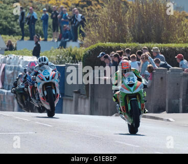 Portrush, Nordirland. 14. Mai 2016. Vauxhall internationale North West 200. Alastair Seeley überholt William Dunlop um die Führung zu übernehmen, während das BetMcLean.com Supersport-Rennen. Bildnachweis: Aktion Plus Sport/Alamy Live-Nachrichten Stockfoto