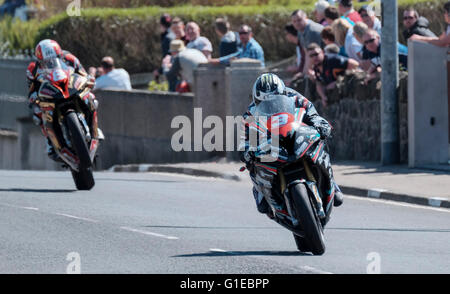 Portrush, Nordirland. 14. Mai 2016. Vauxhall internationale North West 200. Michael Dunlop führt von Michael Rutter, einen Wheelie im Spidi Superstock Rennen zieht. Bildnachweis: Aktion Plus Sport/Alamy Live-Nachrichten Stockfoto