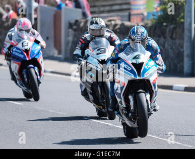 Portrush, Nordirland. 14. Mai 2016. Vauxhall internationale North West 200. Ian Hutchinson hat einen schmalen Vorsprung vor Michael Dunlop während der Anchor Bar Superbike-Rennen. Bildnachweis: Aktion Plus Sport/Alamy Live-Nachrichten Stockfoto