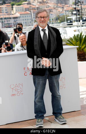 Cannes, Frankreich. 14. Mai 2016. Regisseur Steven Spielberg besucht den Fototermin von "The BFG" während der 69. Annual Cannes Film Festival im Palais des Festivals in Cannes, Frankreich, am 14. Mai 2016. Foto: Hubert Boesl Credit: Dpa picture-Alliance/Alamy Live News Stockfoto