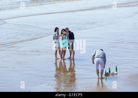 Bournemouth, Dorset, UK 14. Mai 2016. UK-Wetter: warmen sonnigen Nachmittag in Bournemouth als Besucher gehen ans Meer machen das Beste aus der Sonne am Strand von Bournemouth. Bildnachweis: Carolyn Jenkins/Alamy Live-Nachrichten Stockfoto