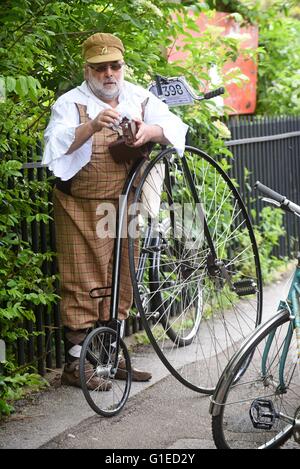 Der Tweed Run London England UK die jährliche Oldtimer Fahrrad laufen durch die Straßen der Stadt Stockfoto