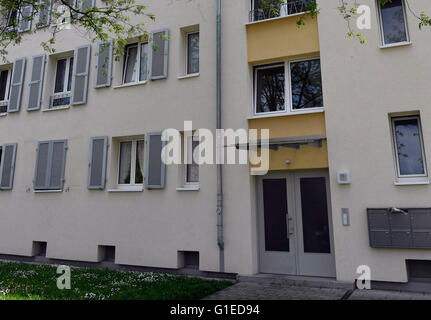 Frankfenthal, Deutschland. 14. Mai 2016. Ansicht eines Mehrfamilienhauses in Frankfenthal, Deutschland, 14. Mai 2016. Ein Mann wird vorgeworfen, dass seine zwei Monate alte Baby aus dem Fenster seiner Wohnung im zweiten Stock, Polizei und Staatsanwaltschaft informiert geworfen. Der 32-j hrige verletzt auch seine Freundin und seine sechs Jahre alte Tochter mit einem Messer. Foto: KLAUS BOLTE/Dpa/Alamy Live News Stockfoto