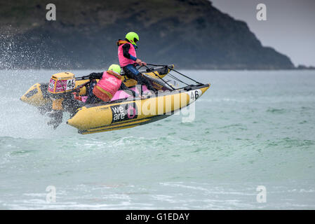 Fistral Strand; Newquay, Cornwall. 14. Mai 2016.  Spektakuläre Aderenaline stampfenden Aktion bei der ThunderCat Racing Championship.  Fotograf: Gordon Scammell/Alamy Live-Nachrichten. Stockfoto