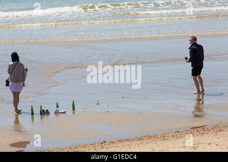 Bournemouth, Dorset, UK 14. Mai 2016. UK-Wetter: warmen sonnigen Nachmittag in Bournemouth als Besucher gehen ans Meer machen das Beste aus der Sonne am Strand von Bournemouth. Bildnachweis: Carolyn Jenkins/Alamy Live-Nachrichten Stockfoto