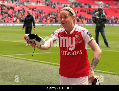 Wembley Stadium, London, UK. 14. Mai 2016. SSE Womens FA-Cup-Finale. Arsenal Ladies gegen Chelsea Ladies. Kelly Smith von Arsenal Ladies bietet ihre Stiefel, die Arsenal-Fans bei Vollzeit © Action Plus Sport/Alamy Live News Stockfoto