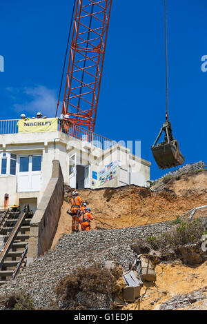 Bournemouth, Dorset, UK 14. Mai 2016. Abseilenden deutlich gefallenen Schutt am East Cliff aus dem Erdrutsch, der Toilettenblock zerstört und beschädigt Lifte am 24. April. Ein hoch mobiler Kran wird für den Betrieb verwendet. Bildnachweis: Carolyn Jenkins/Alamy Live-Nachrichten Stockfoto