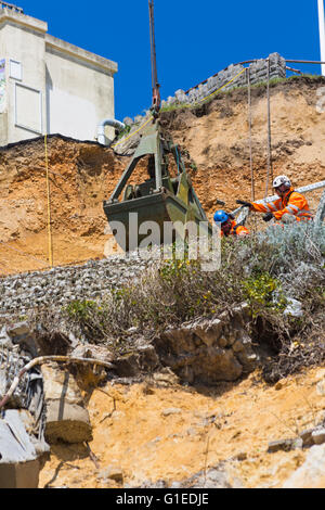 Bournemouth, Dorset, UK 14. Mai 2016. Abseilenden deutlich gefallenen Schutt am East Cliff aus dem Erdrutsch, der Toilettenblock zerstört und beschädigt Lifte am 24. April. Ein hoch mobiler Kran wird für den Betrieb verwendet. Bildnachweis: Carolyn Jenkins/Alamy Live-Nachrichten Stockfoto