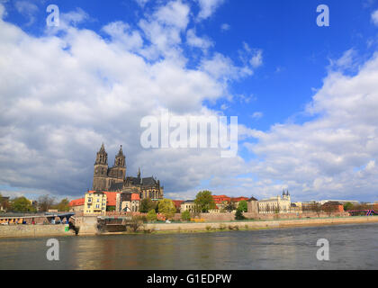 Blick auf den "Heiligen Mauricius und Saint Cathrine Dom" thront im Zentrum Stadt über die Elbe in Magdeburg, Deutschland, 19 April 2ß16. Foto: Jens Wolf/dpa Stockfoto