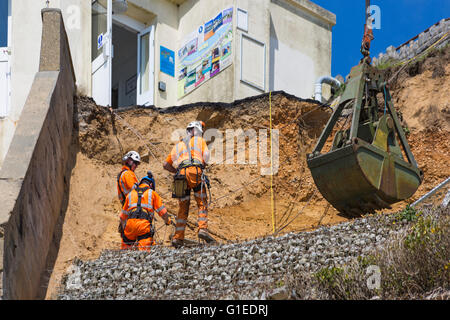 Bournemouth, Dorset, UK 14. Mai 2016. Abseilenden deutlich gefallenen Schutt am East Cliff aus dem Erdrutsch, der Toilettenblock zerstört und beschädigt Lifte am 24. April. Ein hoch mobiler Kran wird für den Betrieb verwendet. Bildnachweis: Carolyn Jenkins/Alamy Live-Nachrichten Stockfoto