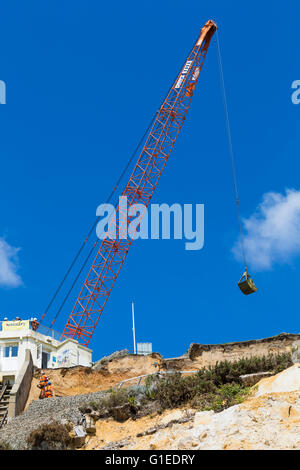 Bournemouth, Dorset, UK 14. Mai 2016. Abseilenden deutlich gefallenen Schutt am East Cliff aus dem Erdrutsch, der Toilettenblock zerstört und beschädigt Lifte am 24. April. Ein hoch mobiler Kran wird für den Betrieb verwendet. Bildnachweis: Carolyn Jenkins/Alamy Live-Nachrichten Stockfoto