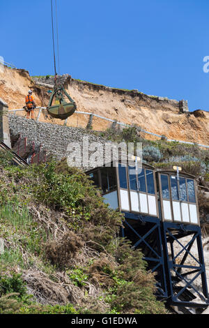 Bournemouth, Dorset, UK 14. Mai 2016. Abseilenden deutlich gefallenen Schutt am East Cliff aus dem Erdrutsch am 24. April, die Toilettenblock zerstört und beschädigt Aufzüge. Für den Betrieb wird ein hoch mobiler Kran, die Größe der 10 gestapelten Doppeldecker-Busse eingesetzt.  Bildnachweis: Carolyn Jenkins/Alamy Live-Nachrichten Stockfoto