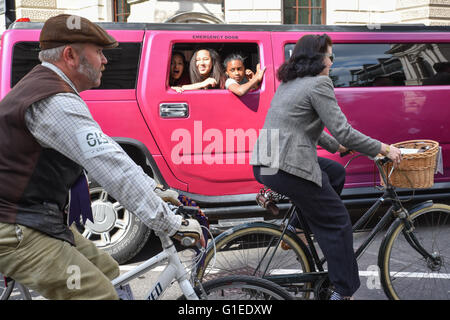 London, UK. 14. Mai 2016. Die jährliche Tweed Run durch die Londoner, machen Hunderte von Radfahrern in Tweed gekleidet ihre Weise ar Stockfoto