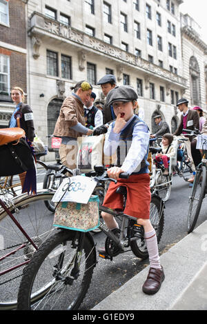 London, UK. 14. Mai 2016. Die jährliche Tweed Run durch die Londoner, machen Hunderte von Radfahrern in Tweed gekleidet ihre Weise ar Stockfoto