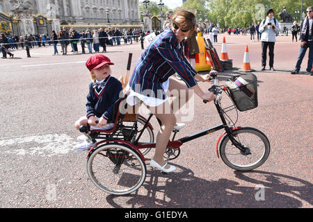 London, UK. 14. Mai 2016. Die jährliche Tweed Run durch die Londoner, machen Hunderte von Radfahrern in Tweed gekleidet ihre Weise ar Stockfoto