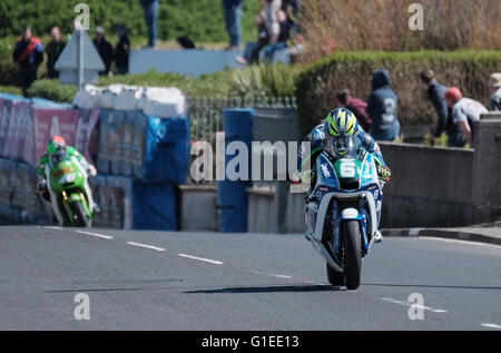 Portrush, Nordirland. 14. Mai 2016. Vauxhall internationale North West 200. Ivan Lintin führt von der Vorderseite und fährt fort, um das John M Paterson Supertwin Rennen zu gewinnen. Bildnachweis: Aktion Plus Sport/Alamy Live-Nachrichten Stockfoto