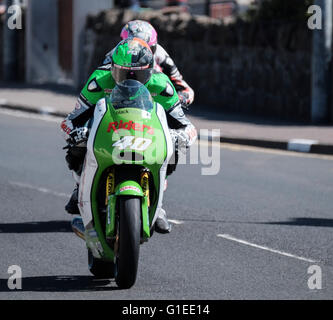 Portrush, Nordirland. 14. Mai 2016. Vauxhall internationale North West 200. Martin Jessop Druck hart auf dem zweiten Platz, während John M Paterson Supertwin Rennen Credit: Action Plus Sport/Alamy Live News Stockfoto