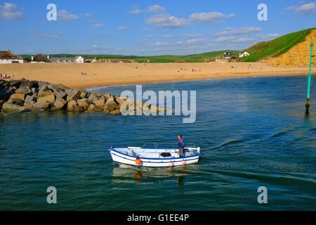 West Bay, Dorset, UK. 14. Mai 2016. Ein Boot kehrt nach West Bay Hafen nach einem heißen sonnigen Nachmittag am Dorset Jurassic Coast. Bildnachweis: Tom Corban/Alamy Live-Nachrichten Stockfoto