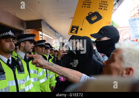 London, UK. 14. Mai 2016. Maskierte Demonstranten face off gegen Polizei. Bildnachweis: Marc Ward/Alamy Live-Nachrichten Stockfoto