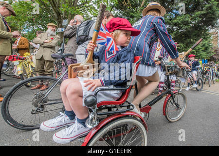 London, UK. 14. Mai 2016. Eine Familie auf einem drei-Mann-Fahrrad und Dreirad in passenden Blazer - The Tweed Run, eine sehr britische öffentliche Radtour durch Londons Straßen, mit der Voraussetzung, dass die Teilnehmer in ihrer besten Tweed Radsport Kleidung gekleidet sind. Jetzt ist es 8. Jahr die Fahrt einen Rundweg von Clerkenwell über das Albert Memorial, Buckinham Palace und Westminster folgt. Bildnachweis: Guy Bell/Alamy Live-Nachrichten Stockfoto