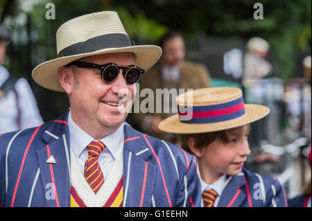 London, UK. 14. Mai 2016. Eine Familie auf einem drei-Mann-Fahrrad und Dreirad in passenden Blazer - The Tweed Run, eine sehr britische öffentliche Radtour durch Londons Straßen, mit der Voraussetzung, dass die Teilnehmer in ihrer besten Tweed Radsport Kleidung gekleidet sind. Jetzt ist es 8. Jahr die Fahrt einen Rundweg von Clerkenwell über das Albert Memorial, Buckinham Palace und Westminster folgt. Bildnachweis: Guy Bell/Alamy Live-Nachrichten Stockfoto