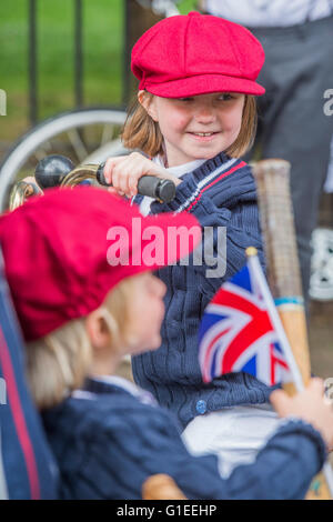 London, UK. 14. Mai 2016. Eine Familie auf einem drei-Mann-Fahrrad und Dreirad in passenden Blazer - The Tweed Run, eine sehr britische öffentliche Radtour durch Londons Straßen, mit der Voraussetzung, dass die Teilnehmer in ihrer besten Tweed Radsport Kleidung gekleidet sind. Jetzt ist es 8. Jahr die Fahrt einen Rundweg von Clerkenwell über das Albert Memorial, Buckinham Palace und Westminster folgt. Bildnachweis: Guy Bell/Alamy Live-Nachrichten Stockfoto