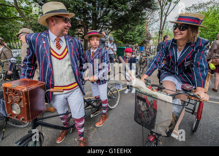 London, UK. 14. Mai 2016. Eine Familie auf einem drei-Mann-Fahrrad und Dreirad in passenden Blazer - The Tweed Run, eine sehr britische öffentliche Radtour durch Londons Straßen, mit der Voraussetzung, dass die Teilnehmer in ihrer besten Tweed Radsport Kleidung gekleidet sind. Jetzt ist es 8. Jahr die Fahrt einen Rundweg von Clerkenwell über das Albert Memorial, Buckinham Palace und Westminster folgt. Bildnachweis: Guy Bell/Alamy Live-Nachrichten Stockfoto