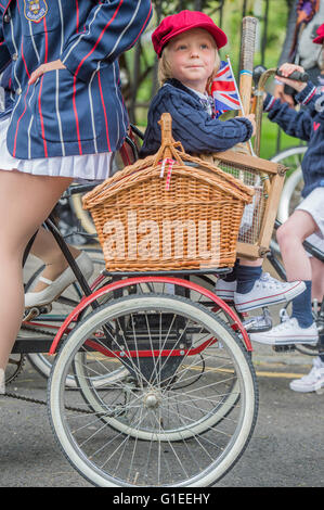 London, UK. 14. Mai 2016. Eine Familie auf einem drei-Mann-Fahrrad und Dreirad in passenden Blazer - The Tweed Run, eine sehr britische öffentliche Radtour durch Londons Straßen, mit der Voraussetzung, dass die Teilnehmer in ihrer besten Tweed Radsport Kleidung gekleidet sind. Jetzt ist es 8. Jahr die Fahrt einen Rundweg von Clerkenwell über das Albert Memorial, Buckinham Palace und Westminster folgt. Bildnachweis: Guy Bell/Alamy Live-Nachrichten Stockfoto