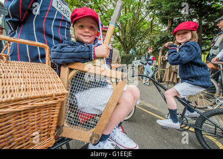 London, UK. 14. Mai 2016. Eine Familie auf einem drei-Mann-Fahrrad und Dreirad in passenden Blazer - The Tweed Run, eine sehr britische öffentliche Radtour durch Londons Straßen, mit der Voraussetzung, dass die Teilnehmer in ihrer besten Tweed Radsport Kleidung gekleidet sind. Jetzt ist es 8. Jahr die Fahrt einen Rundweg von Clerkenwell über das Albert Memorial, Buckinham Palace und Westminster folgt. Bildnachweis: Guy Bell/Alamy Live-Nachrichten Stockfoto