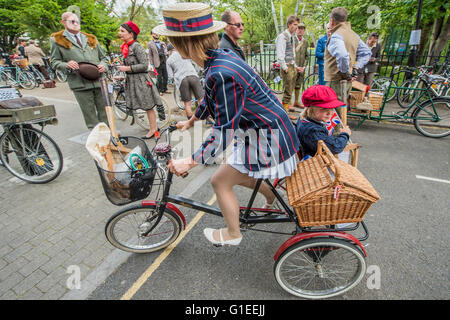 London, UK. 14. Mai 2016. Eine Familie auf einem drei-Mann-Fahrrad und Dreirad in passenden Blazer - The Tweed Run, eine sehr britische öffentliche Radtour durch Londons Straßen, mit der Voraussetzung, dass die Teilnehmer in ihrer besten Tweed Radsport Kleidung gekleidet sind. Jetzt ist es 8. Jahr die Fahrt einen Rundweg von Clerkenwell über das Albert Memorial, Buckinham Palace und Westminster folgt. Bildnachweis: Guy Bell/Alamy Live-Nachrichten Stockfoto