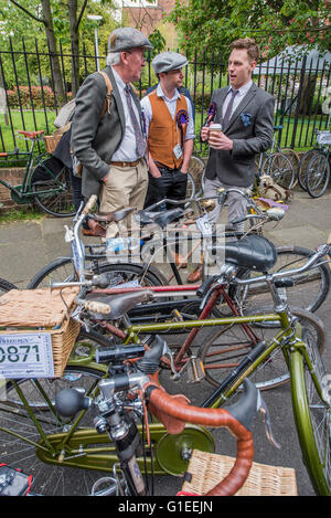 London, UK. 14. Mai 2016. Der Tweed Run very British öffentliche Fahrrad fahren durch Londons Straßen, mit der Voraussetzung, dass die Teilnehmer in ihrer besten Tweed Radsport Kleidung gekleidet sind. Jetzt ist es 8. Jahr die Fahrt einen Rundweg von Clerkenwell über das Albert Memorial, Buckinham Palace und Westminster folgt. Bildnachweis: Guy Bell/Alamy Live-Nachrichten Stockfoto