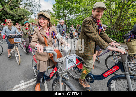 London, UK. 14. Mai 2016. Der Tweed Run very British öffentliche Fahrrad fahren durch Londons Straßen, mit der Voraussetzung, dass die Teilnehmer in ihrer besten Tweed Radsport Kleidung gekleidet sind. Jetzt ist es 8. Jahr die Fahrt einen Rundweg von Clerkenwell über das Albert Memorial, Buckinham Palace und Westminster folgt. Bildnachweis: Guy Bell/Alamy Live-Nachrichten Stockfoto