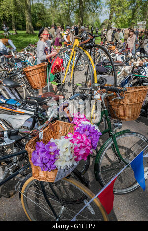 London, UK. 14. Mai 2016. Der Tweed Run very British öffentliche Fahrrad fahren durch Londons Straßen, mit der Voraussetzung, dass die Teilnehmer in ihrer besten Tweed Radsport Kleidung gekleidet sind. Jetzt ist es 8. Jahr die Fahrt einen Rundweg von Clerkenwell über das Albert Memorial, Buckinham Palace und Westminster folgt. Bildnachweis: Guy Bell/Alamy Live-Nachrichten Stockfoto