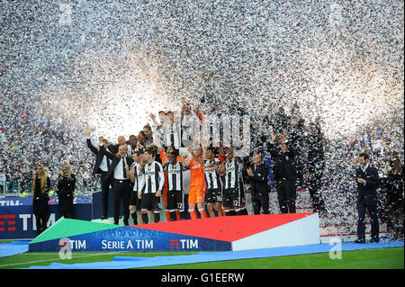 Juventus Stadium, Turin, Italien. 14. Mai 2016. Serie A Fußball. Juventus Turin vs. Sampdoria. Juventus-Spieler und VIPs feiern ihren 5. in Folge Scudetto Credit: Action Plus Sport/Alamy Live News Stockfoto