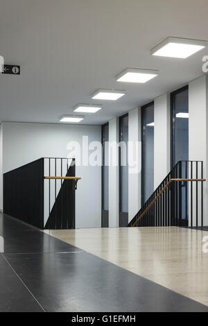 Jacob-Und-Wilhelm-Grimm-Zentrum, Berlin, Deutschland. Blick auf einem schwarzen und weißen Marmorboden mit schwarzen Reling auf Treppe. Stockfoto