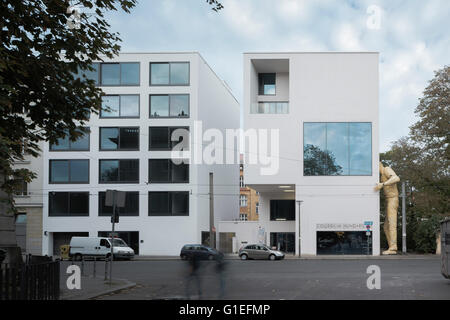 Das Collegium Hungaricum in Berlin, Deutschland. Außenansicht des Gebäudes mit einer großen Statue eines Mannes Seitenwand gelehnt. Stockfoto