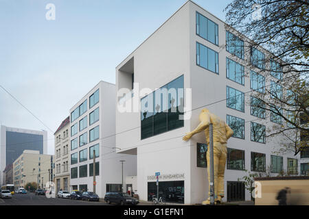 Das Collegium Hungaricum in Berlin, Deutschland. Außenansicht des Gebäudes mit einer großen gelben Statue an die Wand gelehnt. Stockfoto