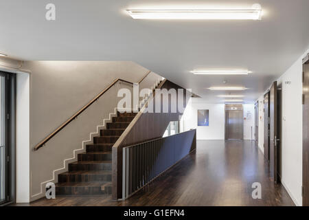 Das Collegium Hungaricum in Berlin, Deutschland. Blick auf Holztreppe und Böden. Stockfoto