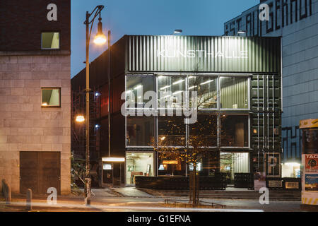 Der Platoon Kunsthalle in Berlin von Graft Architekten. In der Nacht Gebäude beleuchtete. Stockfoto