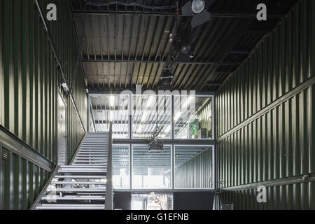 Der Platoon Kunsthalle in Berlin von Graft Architekten. Blick auf eine Metalltreppe im Inneren des Gebäudes. Stockfoto