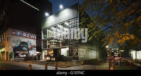 Der Platoon Kunsthalle in Berlin von Graft Architekten. In der Nacht Gebäude beleuchtete. Nachbargebäude hat ein Wandgemälde an Außenwand. Stockfoto