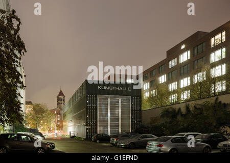 Der Platoon Kunsthalle in Berlin von Graft Architekten.  Blick auf das moderne Gebäude bei Nacht Autos parkten außerhalb. Stockfoto