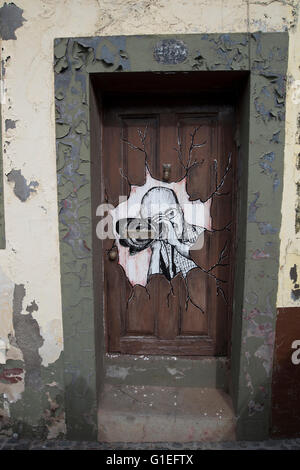 Eingang im Bezirk und alten Stadt Straße Rua Santa Maria, Funchal, Madeira, Portugal der Künstler gemalt. Stockfoto