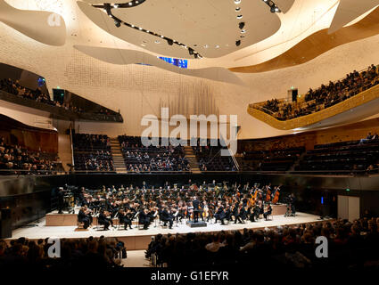 Philharmonie de Paris: Concert Hall. Eine Generalprobe für die Eröffnungsveranstaltung mit dem Orchestre de Paris unter der Leitung von Chefdirigent Paavo Järvi. Stockfoto