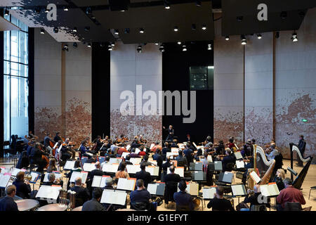 Philharmonie de Paris: Proberaum mit dem Orchestre de Paris. Musiker in einem modern gestalteten Proberaum üben. Stockfoto