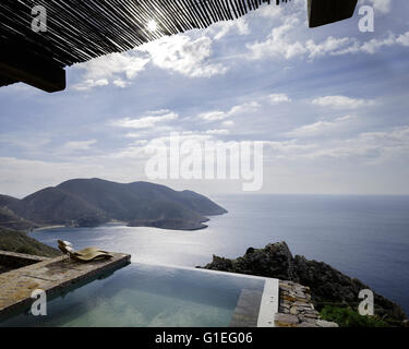 Tenaro blau Retreat in Mani, Griechenland. Blick auf den Pool und die liegen auf der steinernen Terrasse. Mit Blick auf die Küste. Stockfoto