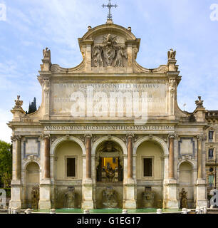 Die Fontana Acqua Paola ist ein monumentaler Brunnen befindet sich auf dem Gianicolo-Hügel in Rom, Italien Stockfoto