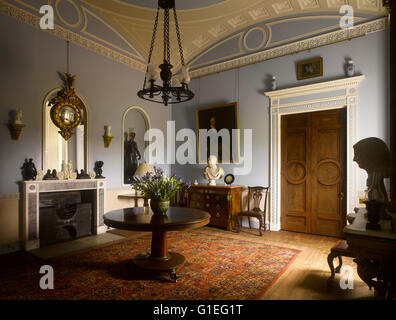 Cairness Haus, Fraserburgh, Aberdeenshire, Schottland. Traditionelles Zimmer in Cairness Haus mit Statuen und kunstvolle Details. Stockfoto