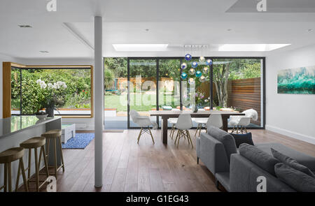 Eingeschossige Erweiterung, Mincheon Road, London. Offenen Wohnraum und Küche mit modernen Möbeln und Glas Schiebetüren zur Terrasse und zum Garten. Stockfoto